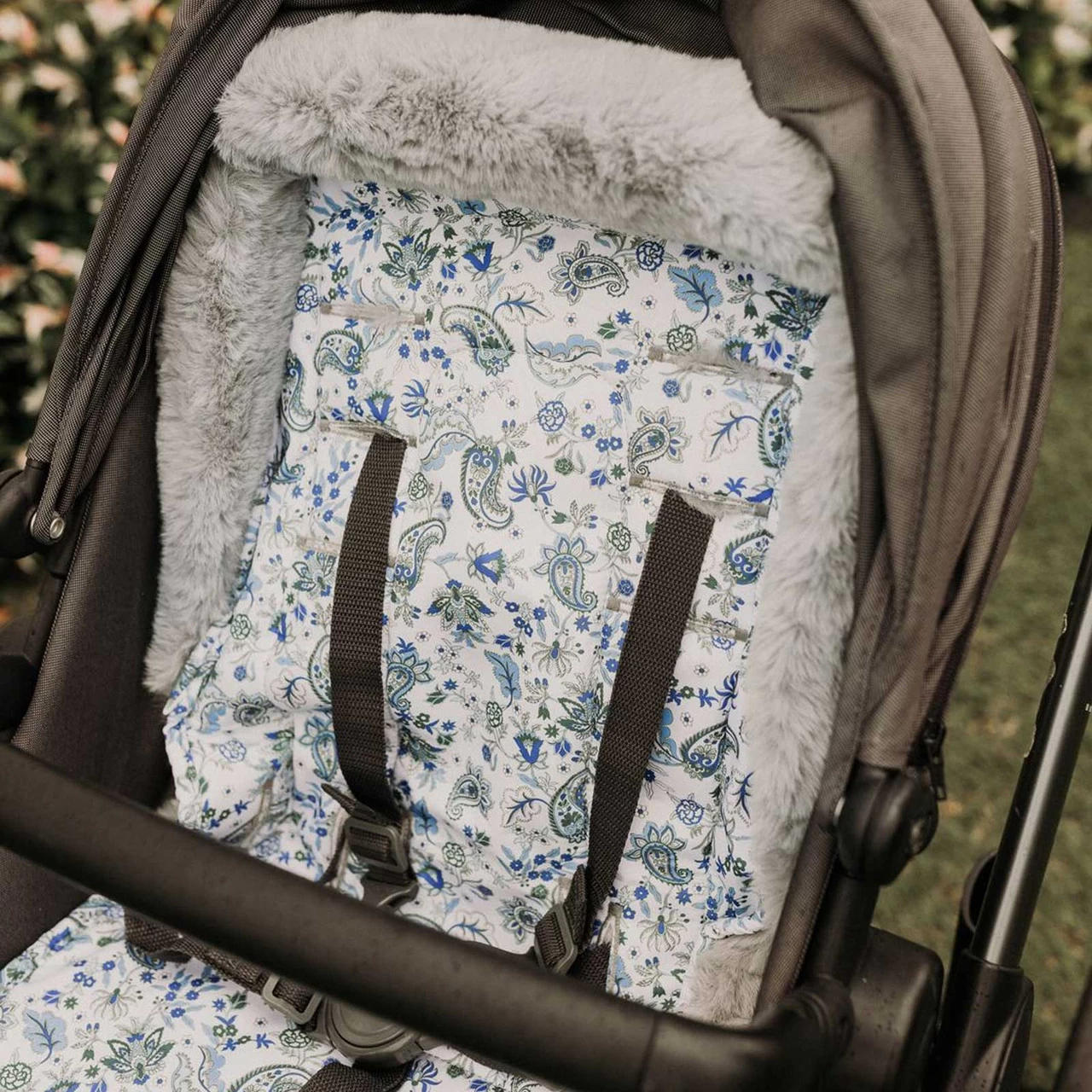 OiOi Reversible Pram Liner - Blue Paisley & Cozy Fleece - Image 4